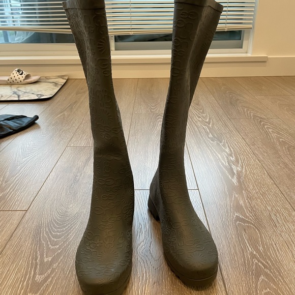 Size 8 Ugg rubber rain boots - Picture 8 of 9